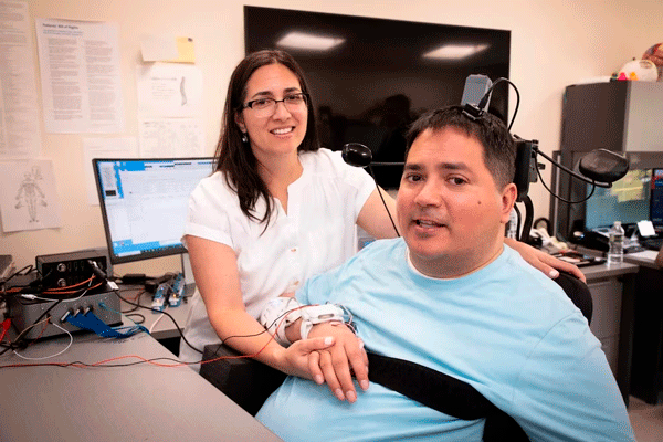 Un hombre cuadripléjico comenzó a recuperar la movilidad a través de un implante de microchips en el cerebro